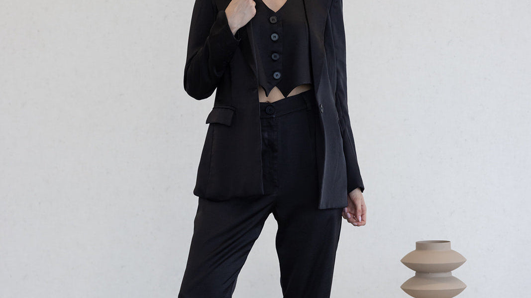 סטים או חליפות מכנסיים אלגנטיות לנשים - סטייל, התאמה ונוחות