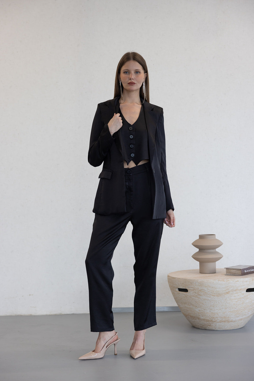 סטים או חליפות מכנסיים אלגנטיות לנשים - סטייל, התאמה ונוחות